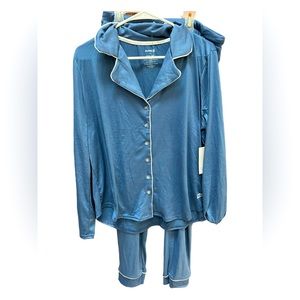 NWT women’s size L two piece blue button up pajamas